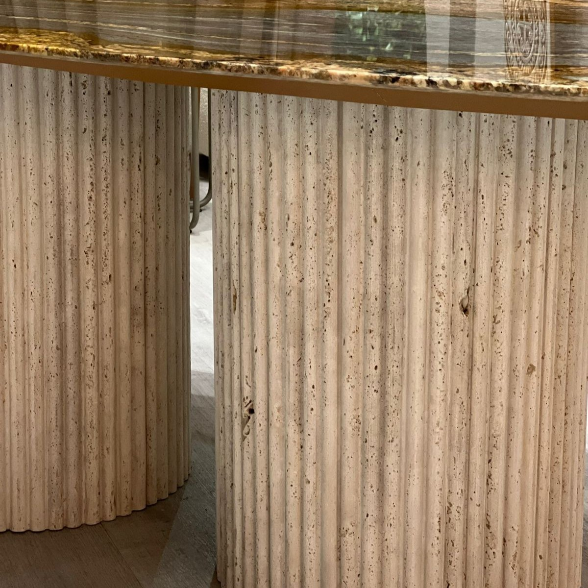 Mesa de Jantar Orgânica Pés Cilíndricos em Pedra e Tampo em Pedra