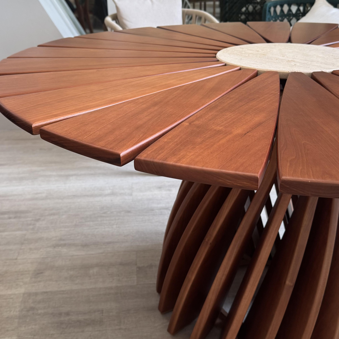 Mesa de Jantar Sete Mares em Pétalas e Meio em Pedra